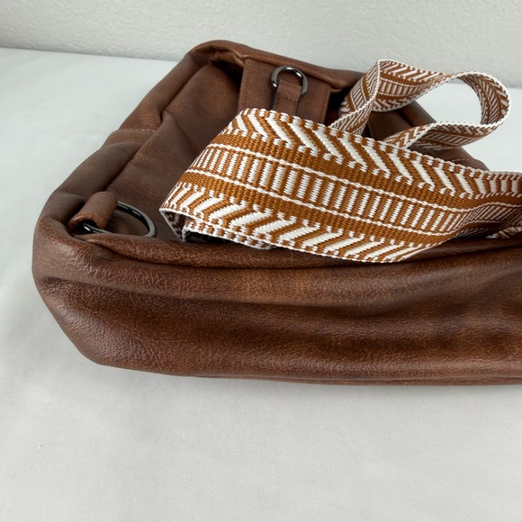 NWT Women’s Stylish Brown Vegan Leather Crossbody Bag - Picture 9 of 11